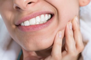 A woman´s face with teeth pain